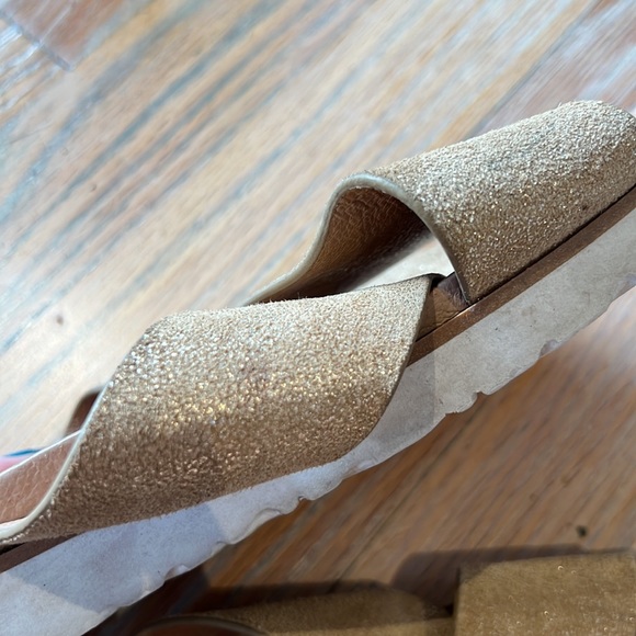 Ugg size 10 leather cross slides gold - Picture 12 of 12